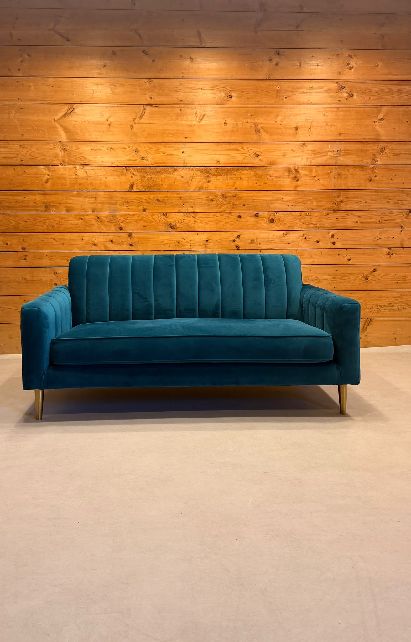 Elegantes 2-Sitzer Samt Sofa in Petrol goldene Metallfüsse