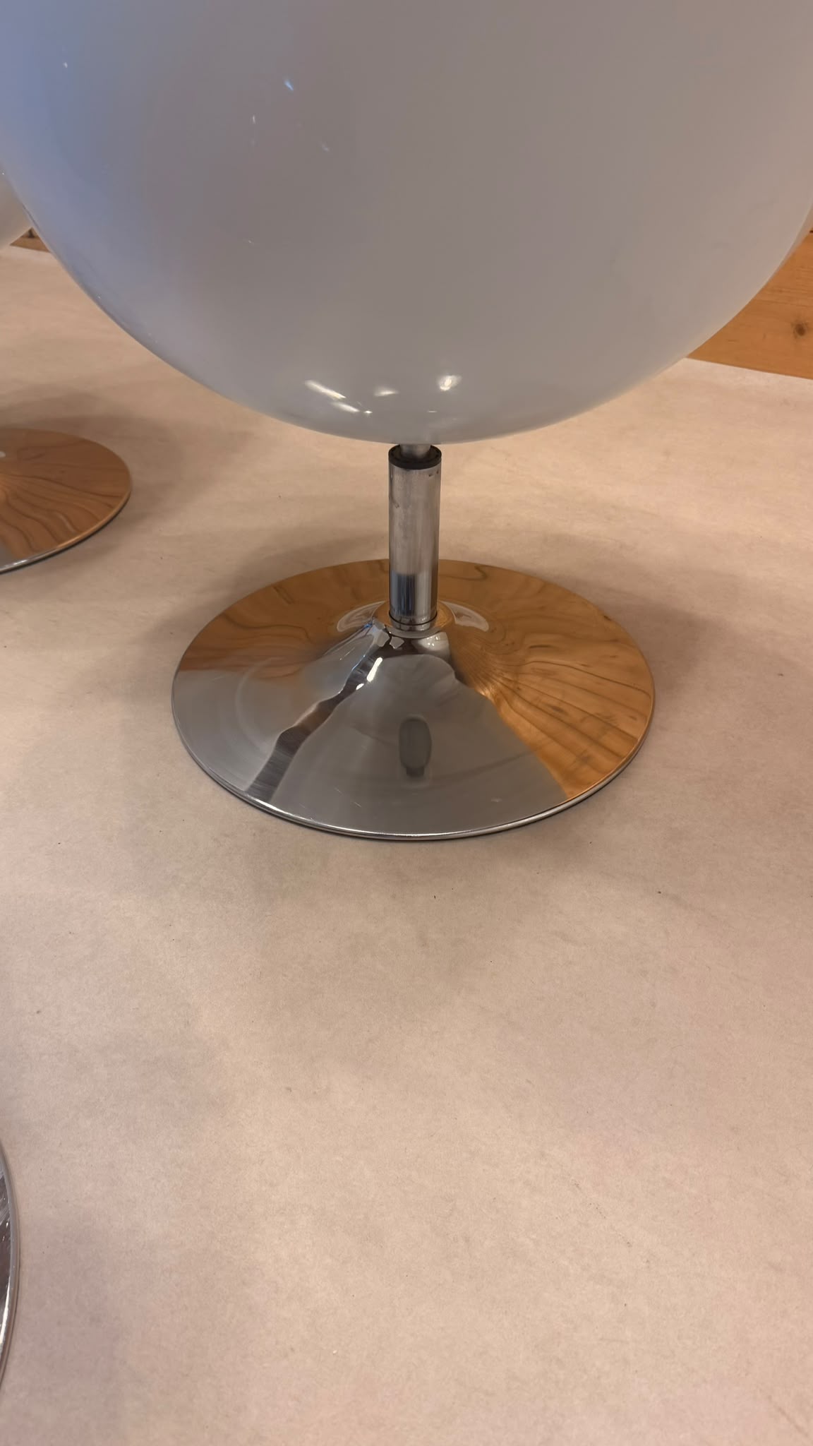 Drehbare Lounge Sessel Weiss Chrom im Space Age Stil