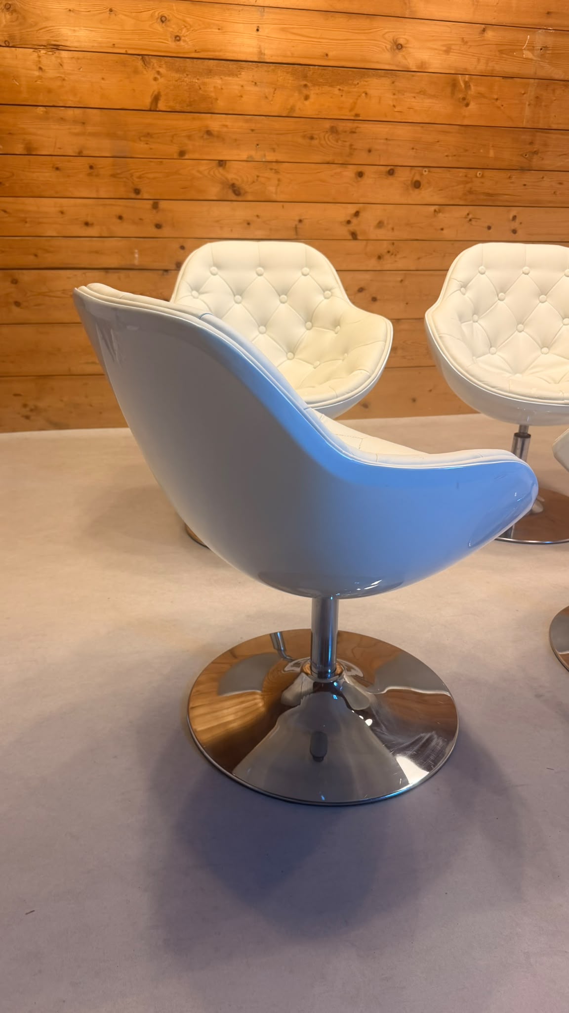 Drehbare Lounge Sessel Weiss Chrom im Space Age Stil