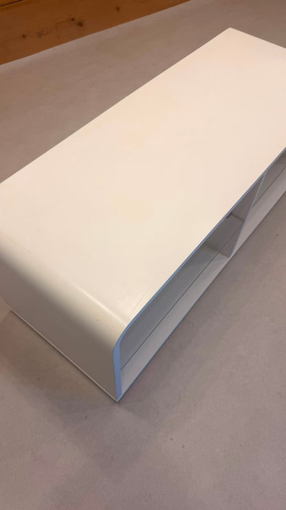 Design Lowboard auf Rollen in weiss mit Glasablage