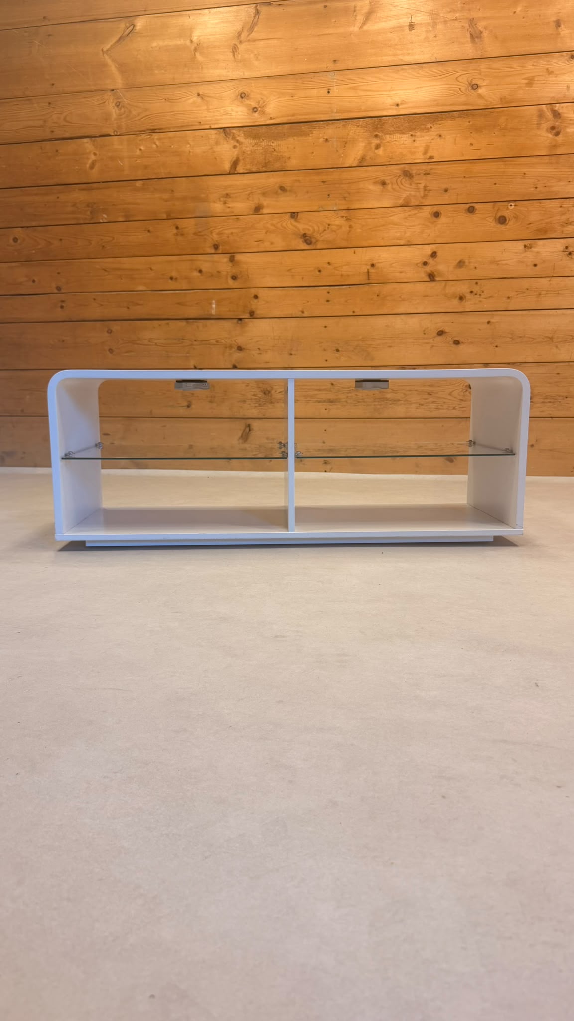Design Lowboard auf Rollen in weiss mit Glasablage