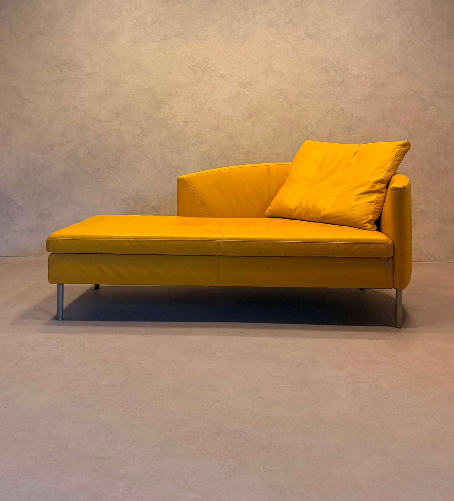 Dreipunkt Design Daybed Sofa  aus Leder in Senfgelb