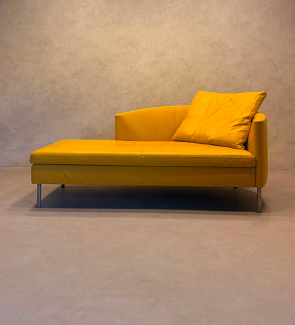 Dreipunkt Design Daybed Sofa  aus Leder in Senfgelb