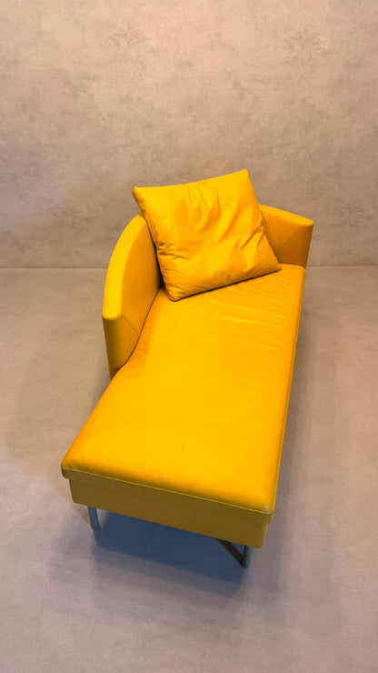 Dreipunkt Design Daybed Sofa  aus Leder in Senfgelb