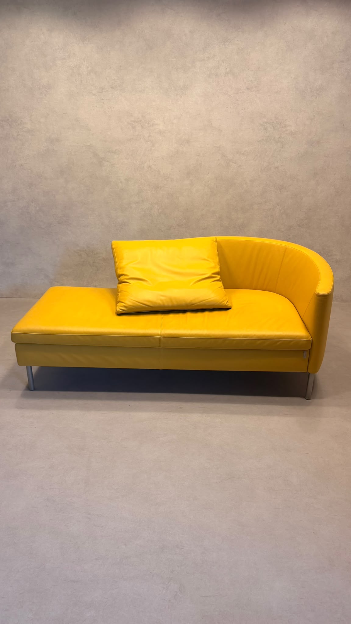 Dreipunkt Design Daybed Sofa  aus Leder in Senfgelb