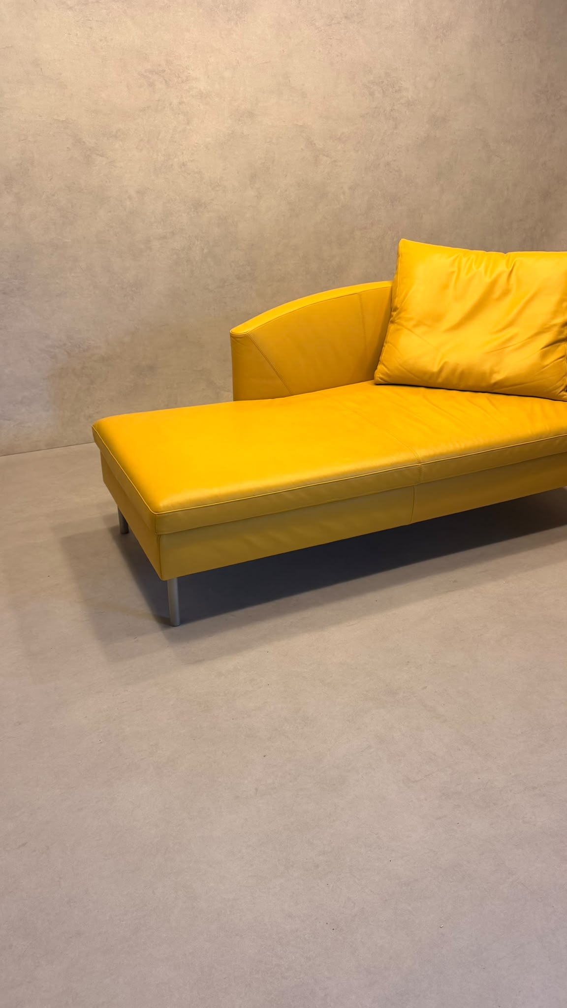 Dreipunkt Design Daybed Sofa  aus Leder in Senfgelb