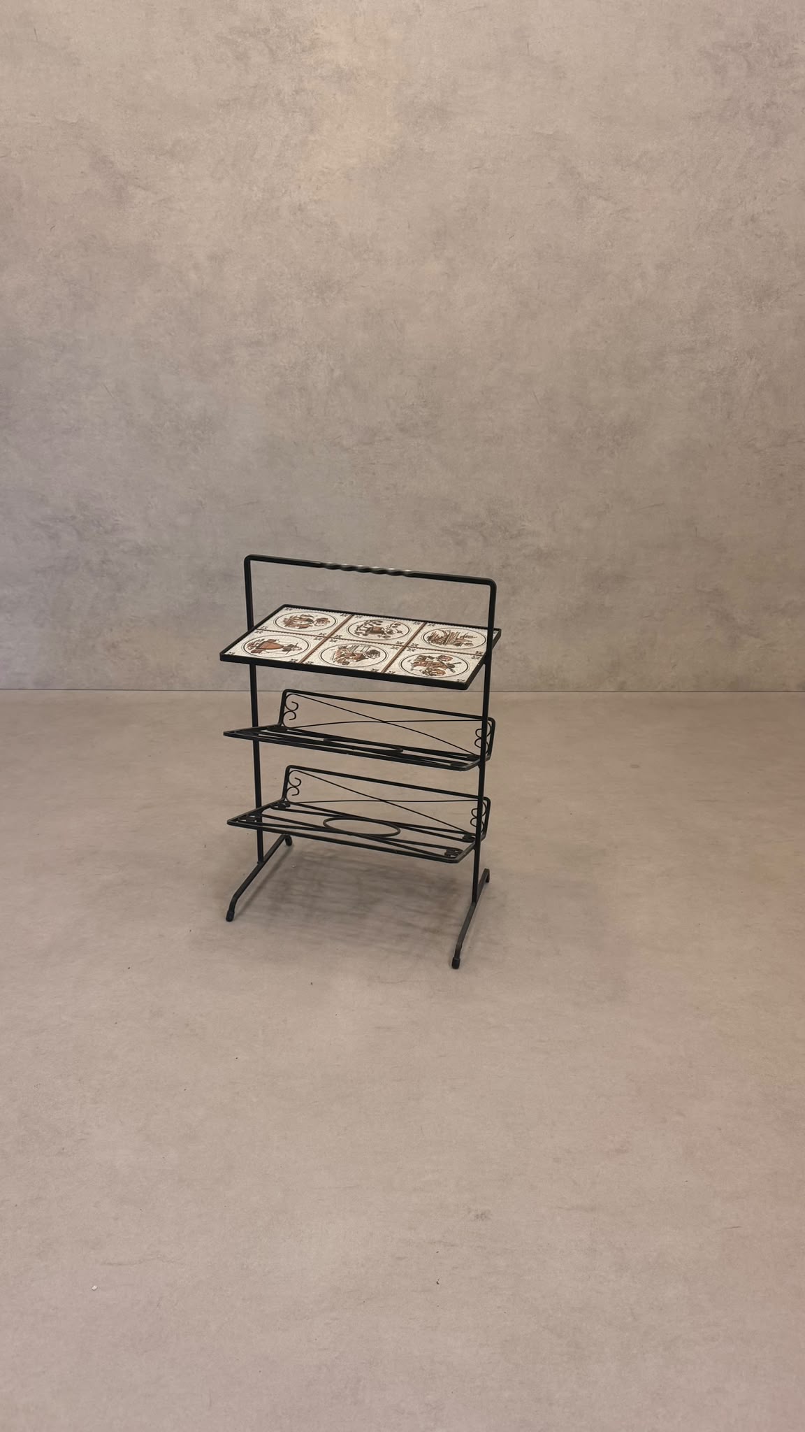 Kultiger Vintage-Zeitungsständer / Beistelltisch mit Resopal