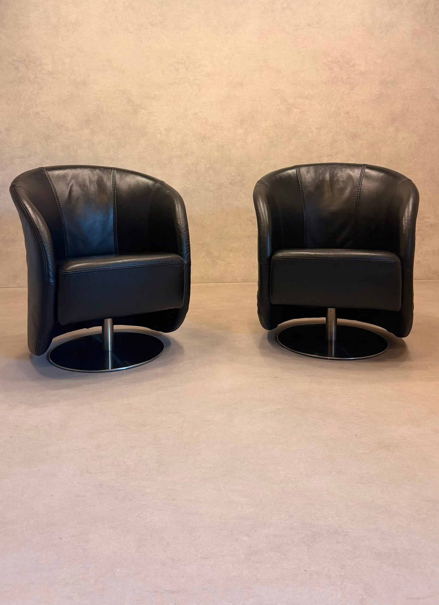 PM Oelsa Sylt Lounge Sessel Drehsessel aus Leder in schwarz