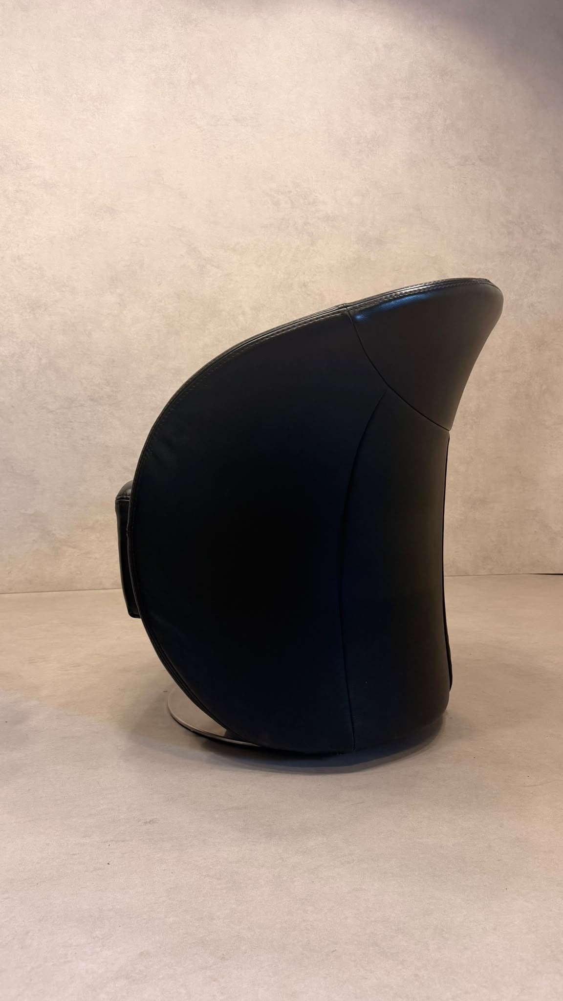 PM Oelsa Sylt Lounge Sessel Drehsessel aus Leder in schwarz