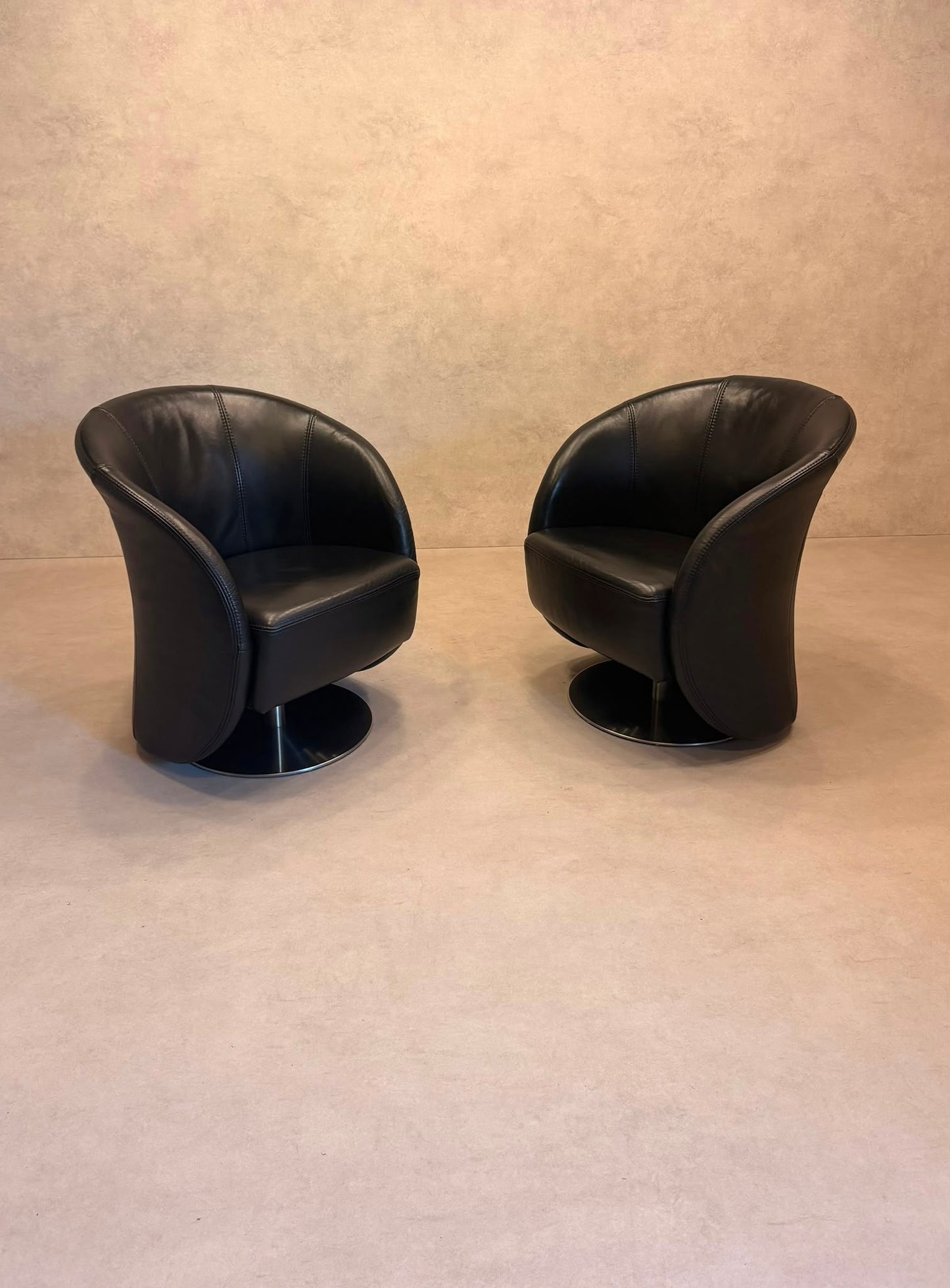 PM Oelsa Sylt Lounge Sessel Drehsessel aus Leder in schwarz
