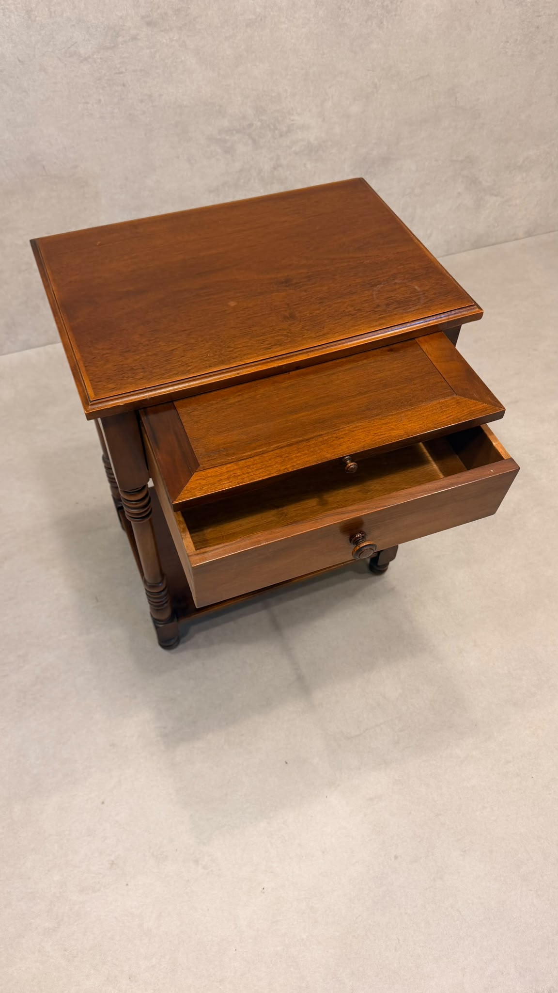 Vintage Beistelltisch Holz mit Schublade & Ablagefläche