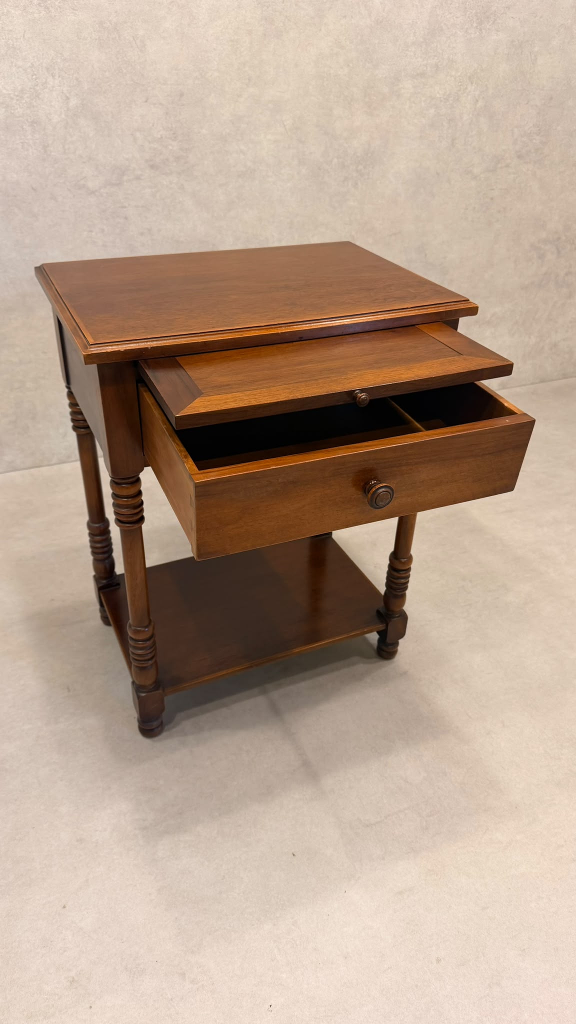 Vintage Beistelltisch Holz mit Schublade & Ablagefläche