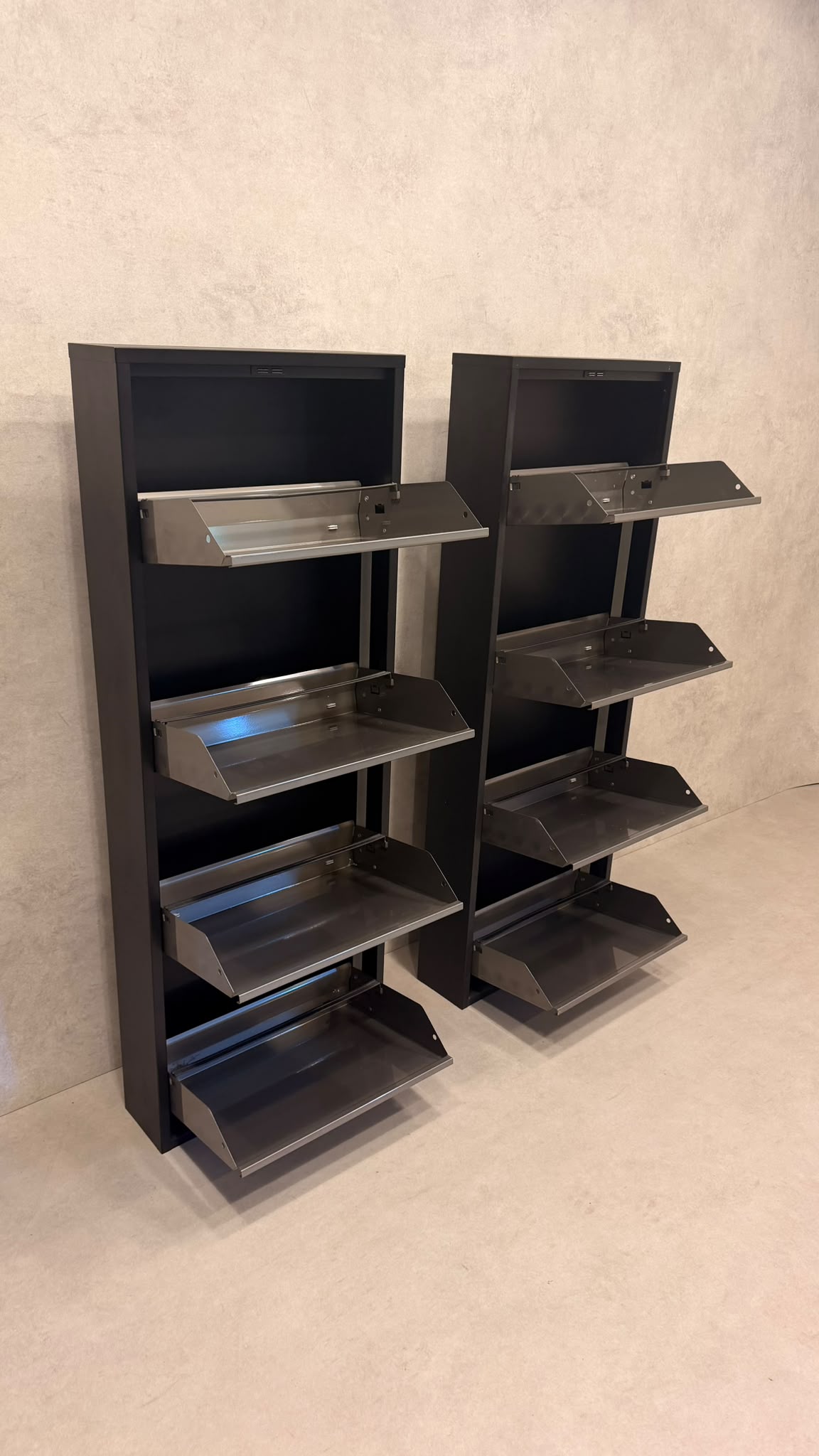 Design Schuhschrank in Schwarz mit Metallfronten