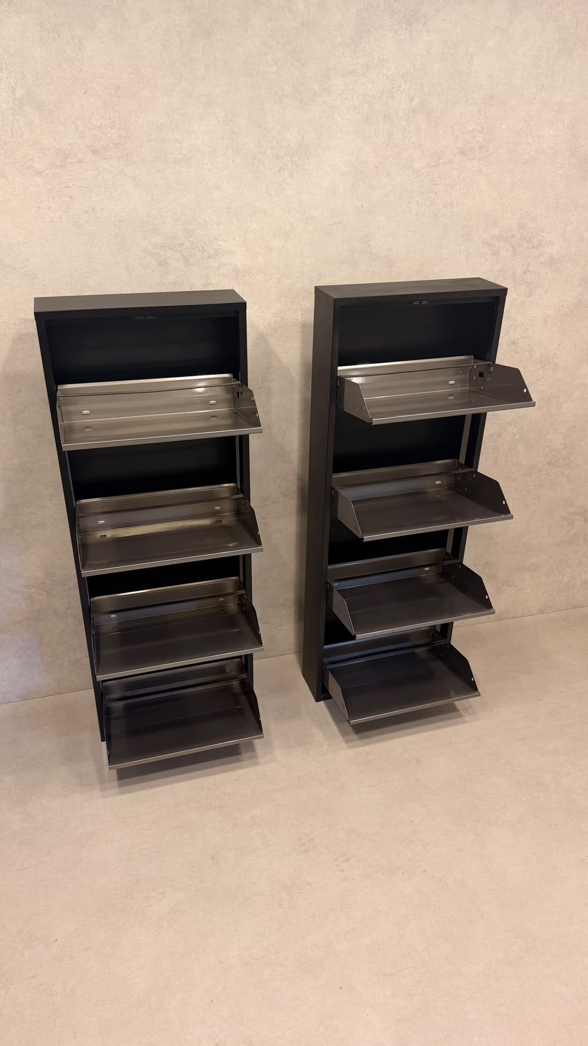 Design Schuhschrank in Schwarz mit Metallfronten