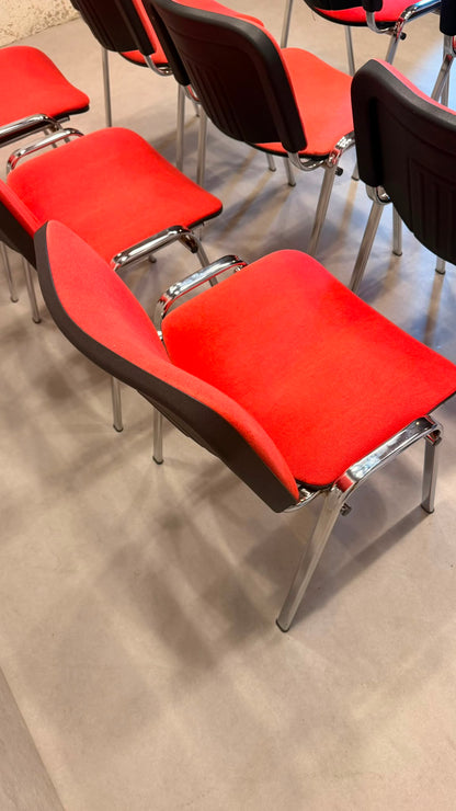 Stapelstühle rot gepolstert mit Chromgestell