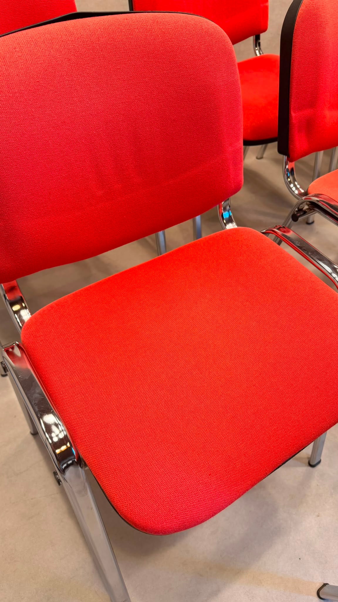 Stapelstühle rot gepolstert mit Chromgestell