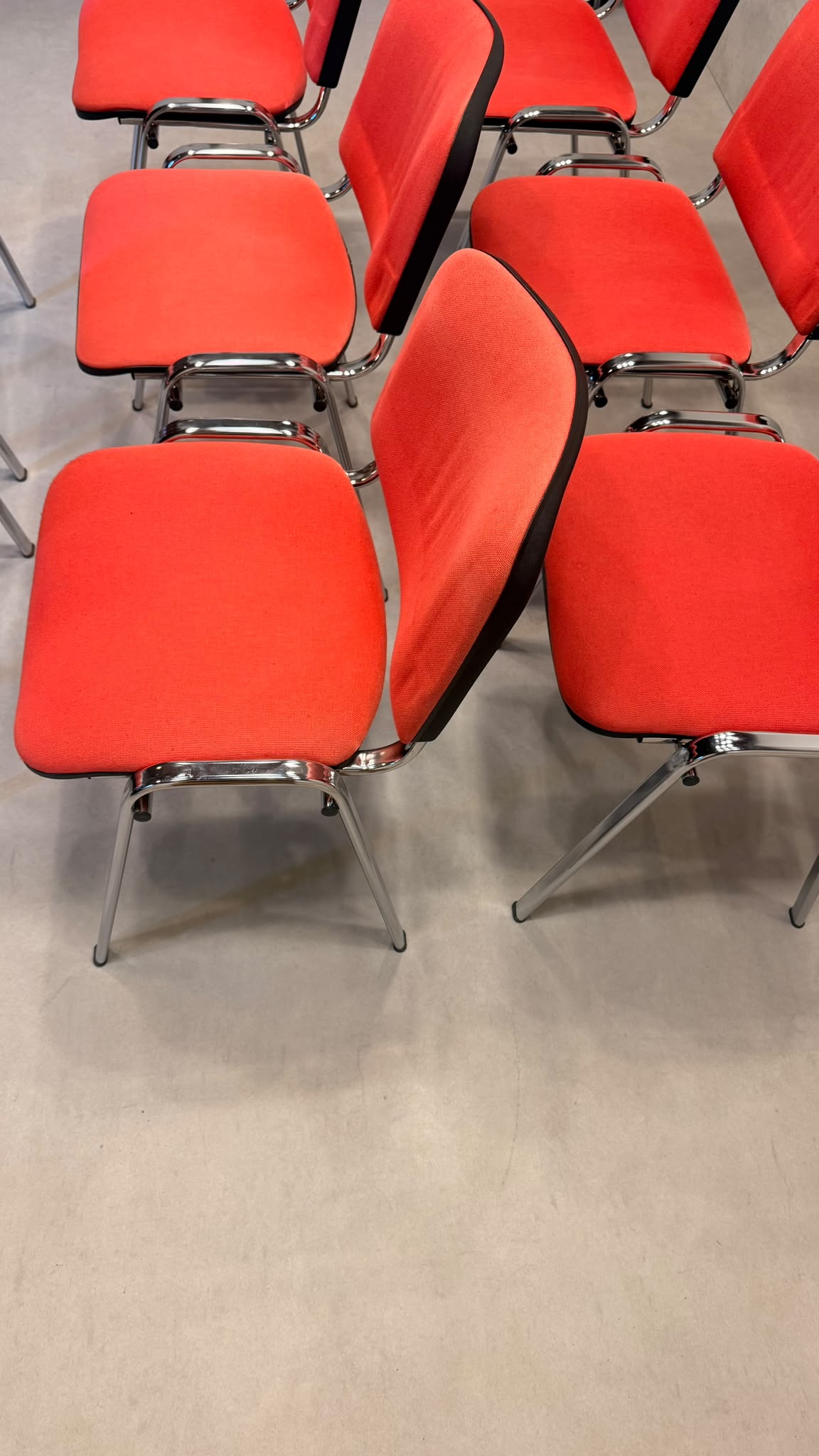 Stapelstühle rot gepolstert mit Chromgestell