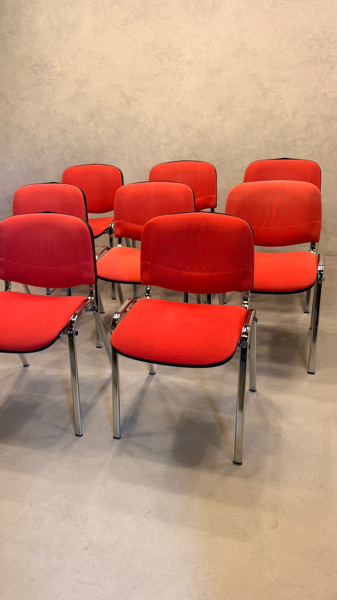 Stapelstühle rot gepolstert mit Chromgestell