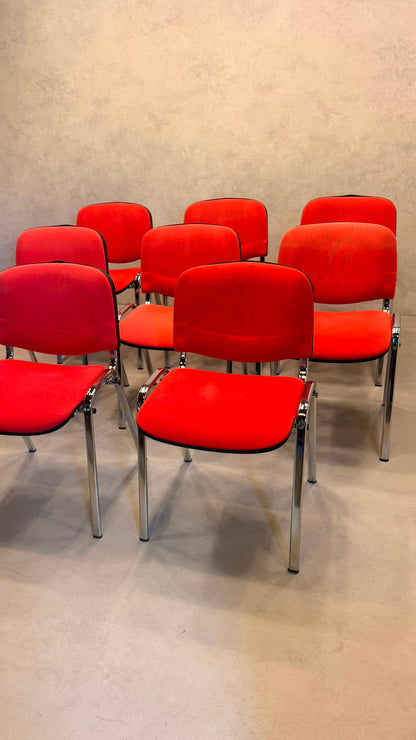 Stapelstühle rot gepolstert mit Chromgestell