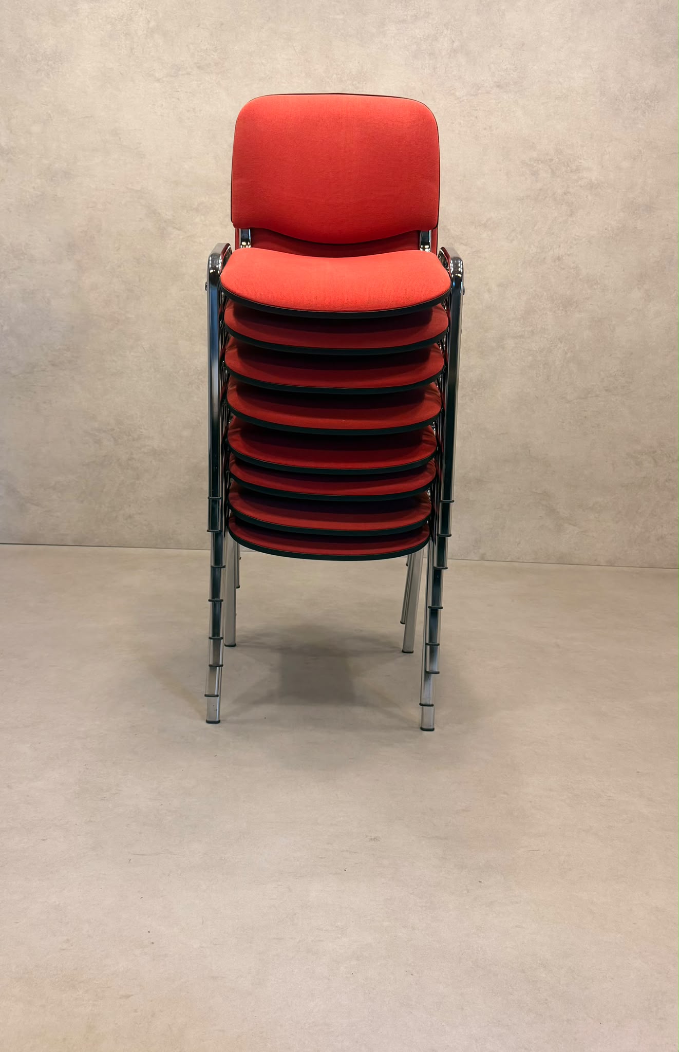 Stapelstühle rot gepolstert mit Chromgestell