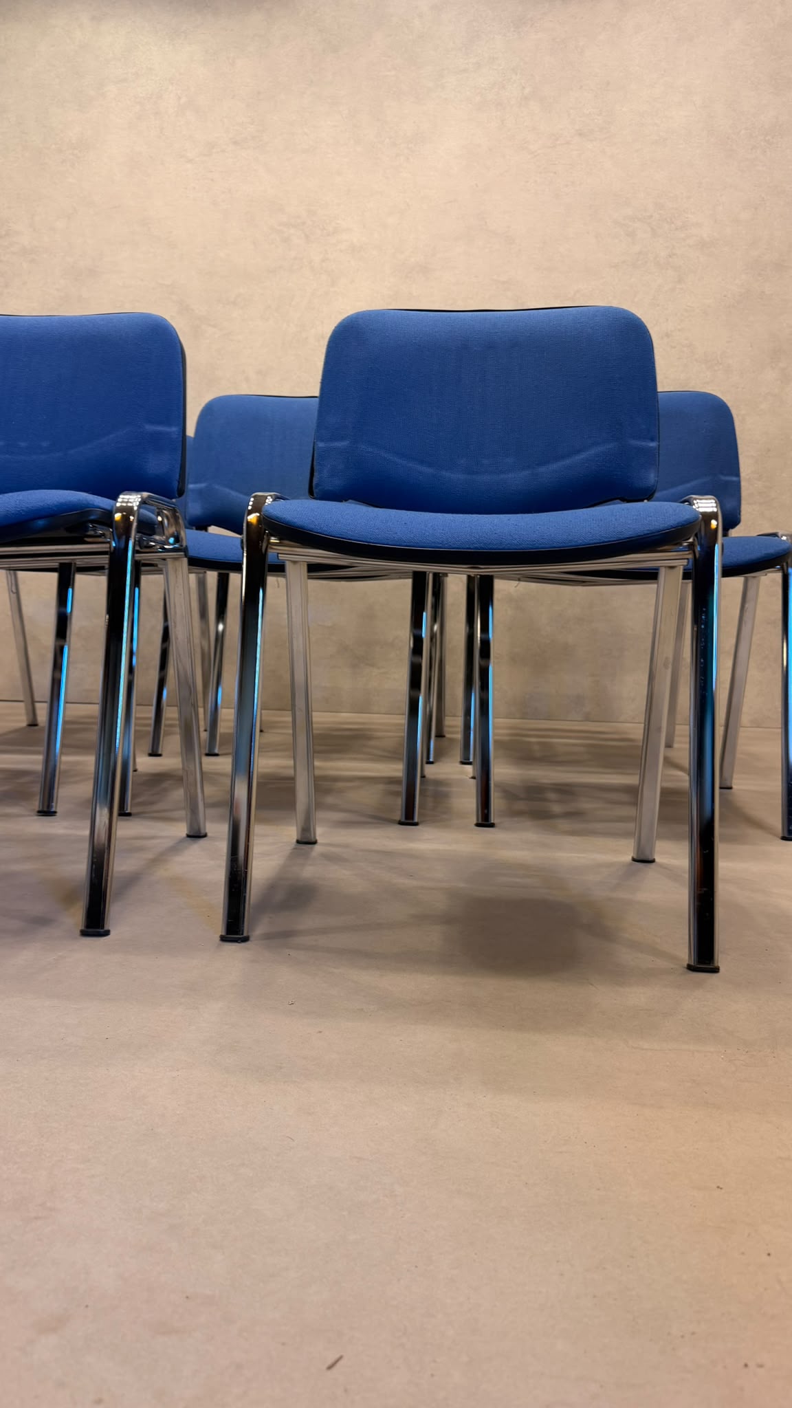 Stapelstühle blau gepolstert mit Chromgestell