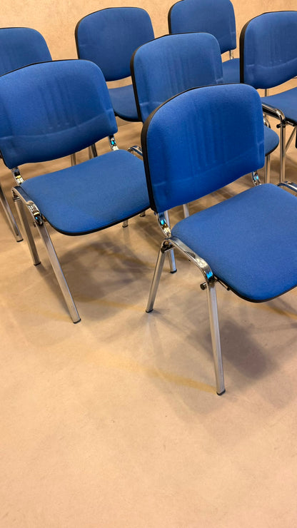 Stapelstühle blau gepolstert mit Chromgestell