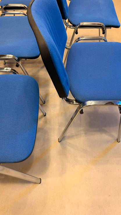 Stapelstühle blau gepolstert mit Chromgestell