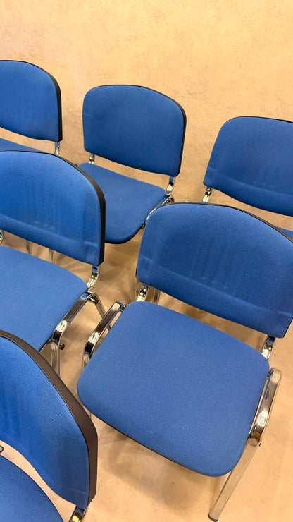 Stapelstühle blau gepolstert mit Chromgestell