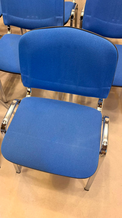 Stapelstühle blau gepolstert mit Chromgestell
