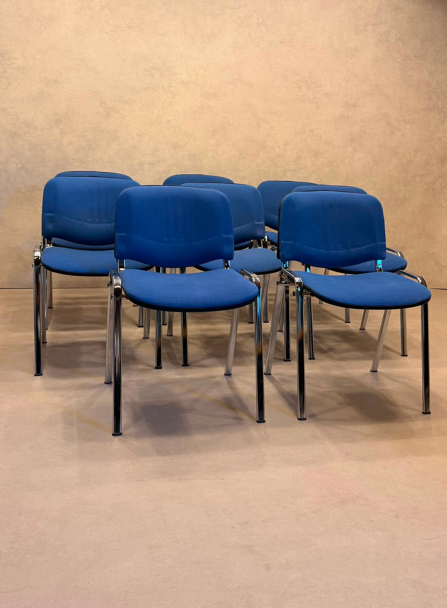 Stapelstühle blau gepolstert mit Chromgestell