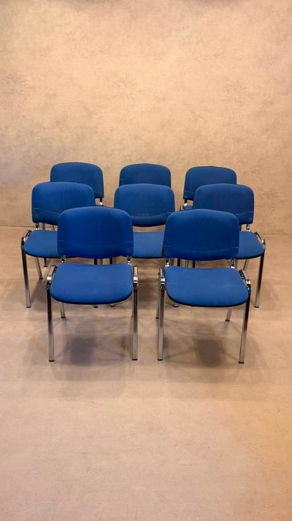 Stapelstühle blau gepolstert mit Chromgestell