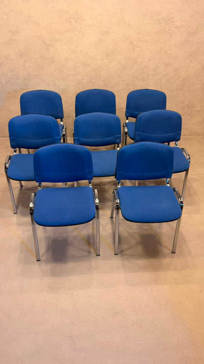 Stapelstühle blau gepolstert mit Chromgestell