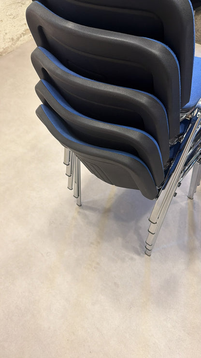 Stapelstühle blau gepolstert mit Chromgestell
