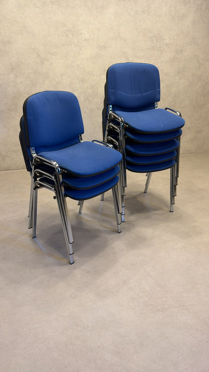 Stapelstühle blau gepolstert mit Chromgestell