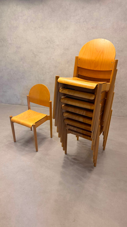 Stapelstühle aus Buche und ergonomisch geformtem Sperrholz