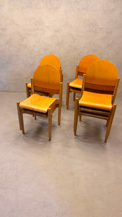 Stapelstühle aus Buche und ergonomisch geformtem Sperrholz