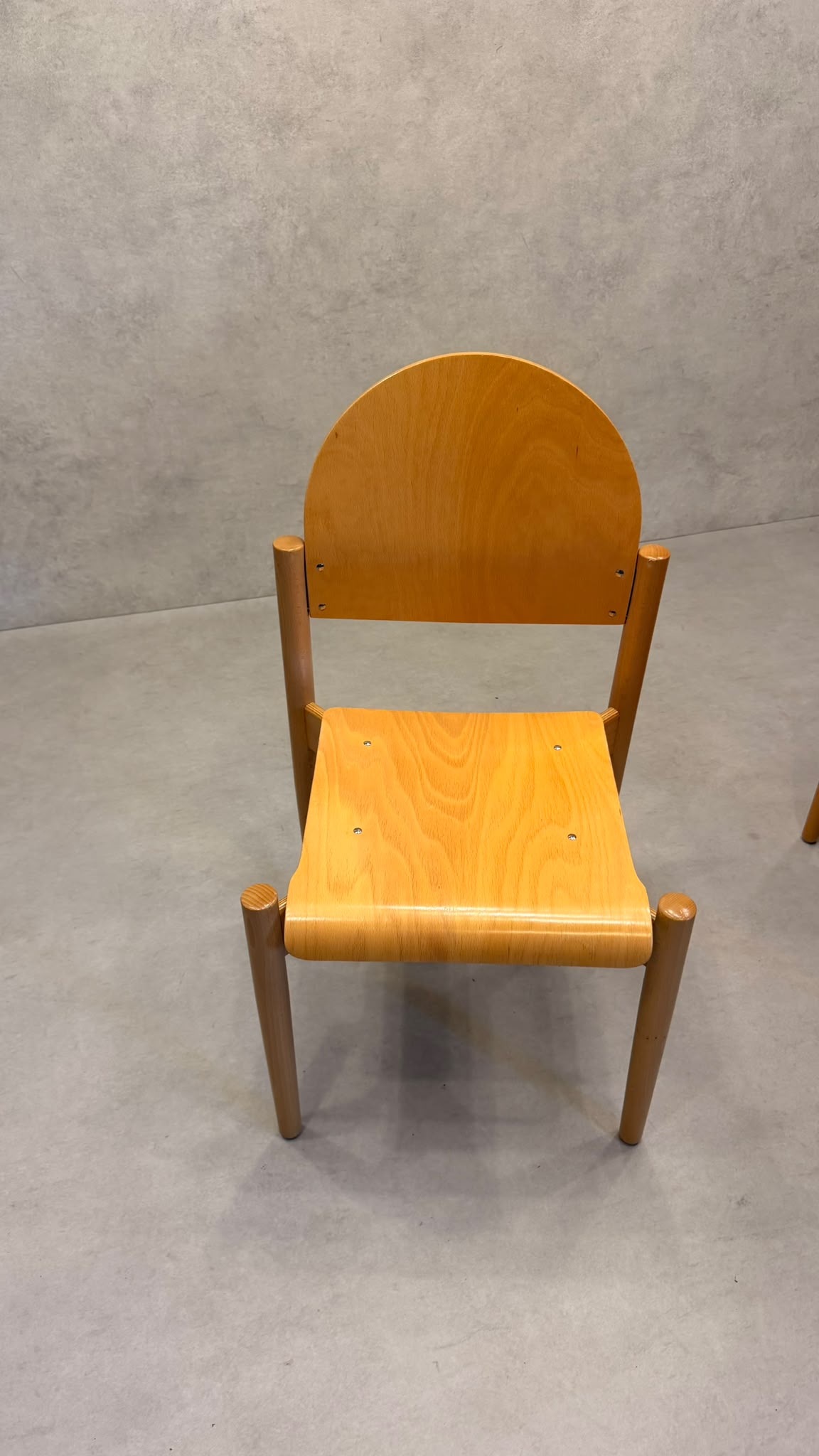 Stapelstühle aus Buche und ergonomisch geformtem Sperrholz
