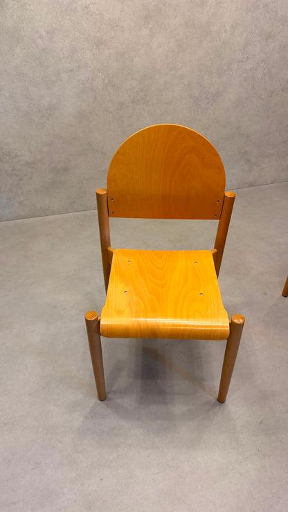Stapelstühle aus Buche und ergonomisch geformtem Sperrholz