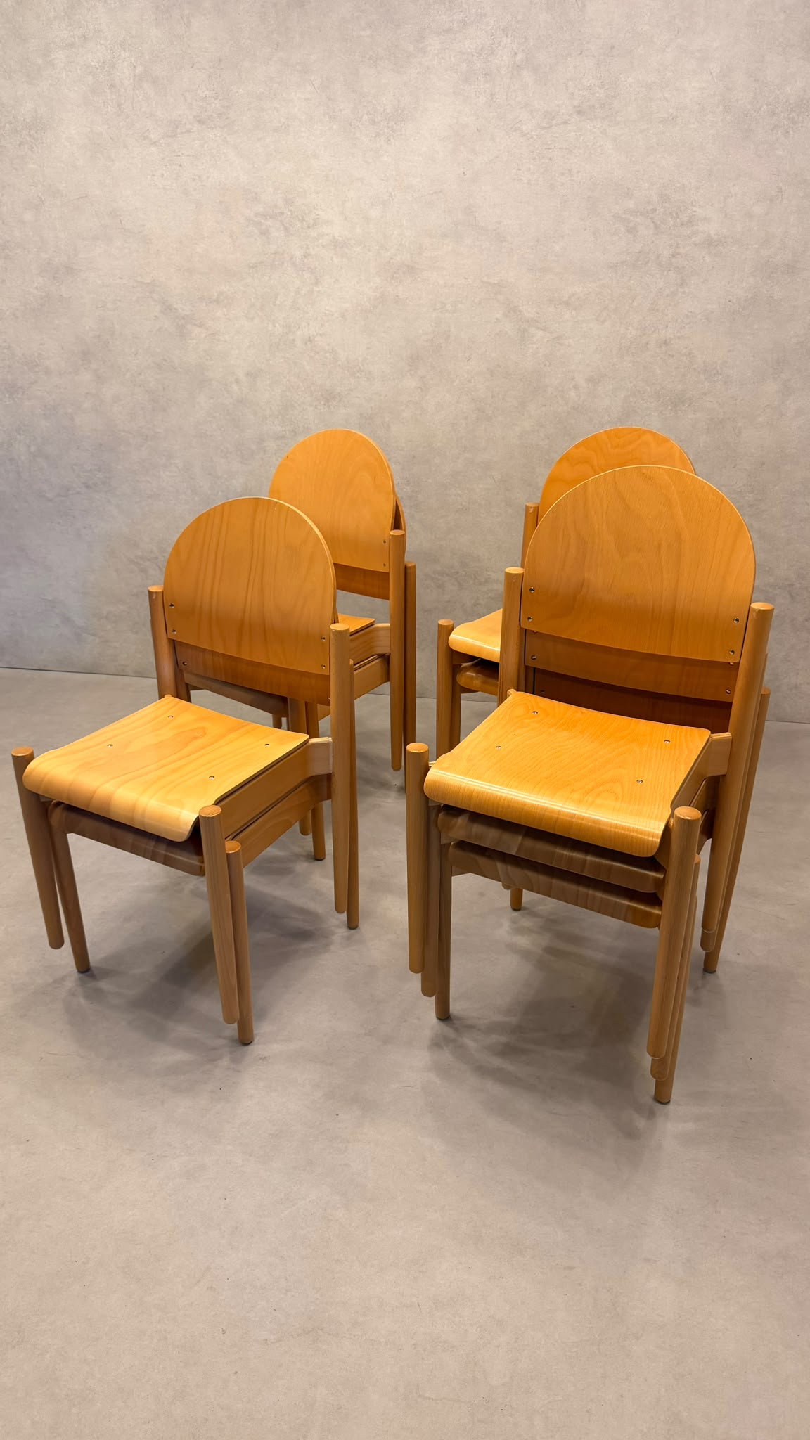 Stapelstühle aus Buche und ergonomisch geformtem Sperrholz