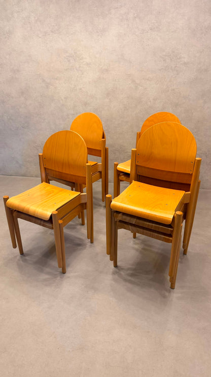 Stapelstühle aus Buche und ergonomisch geformtem Sperrholz