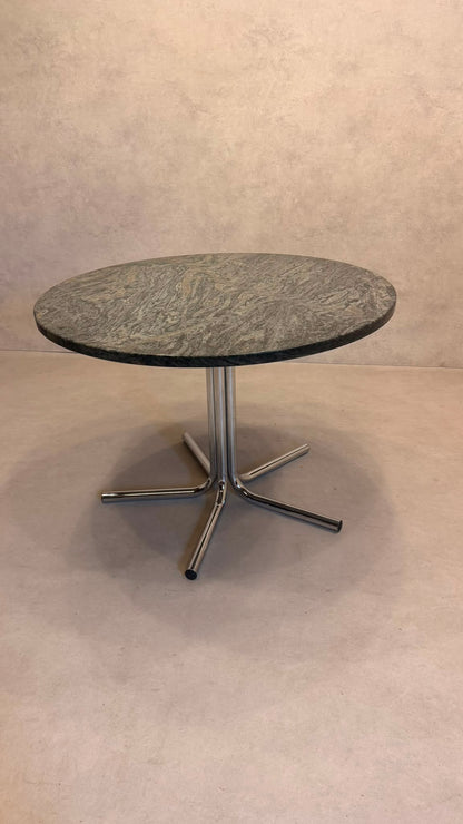 Runder Tisch aus Granit mit Chromgestell