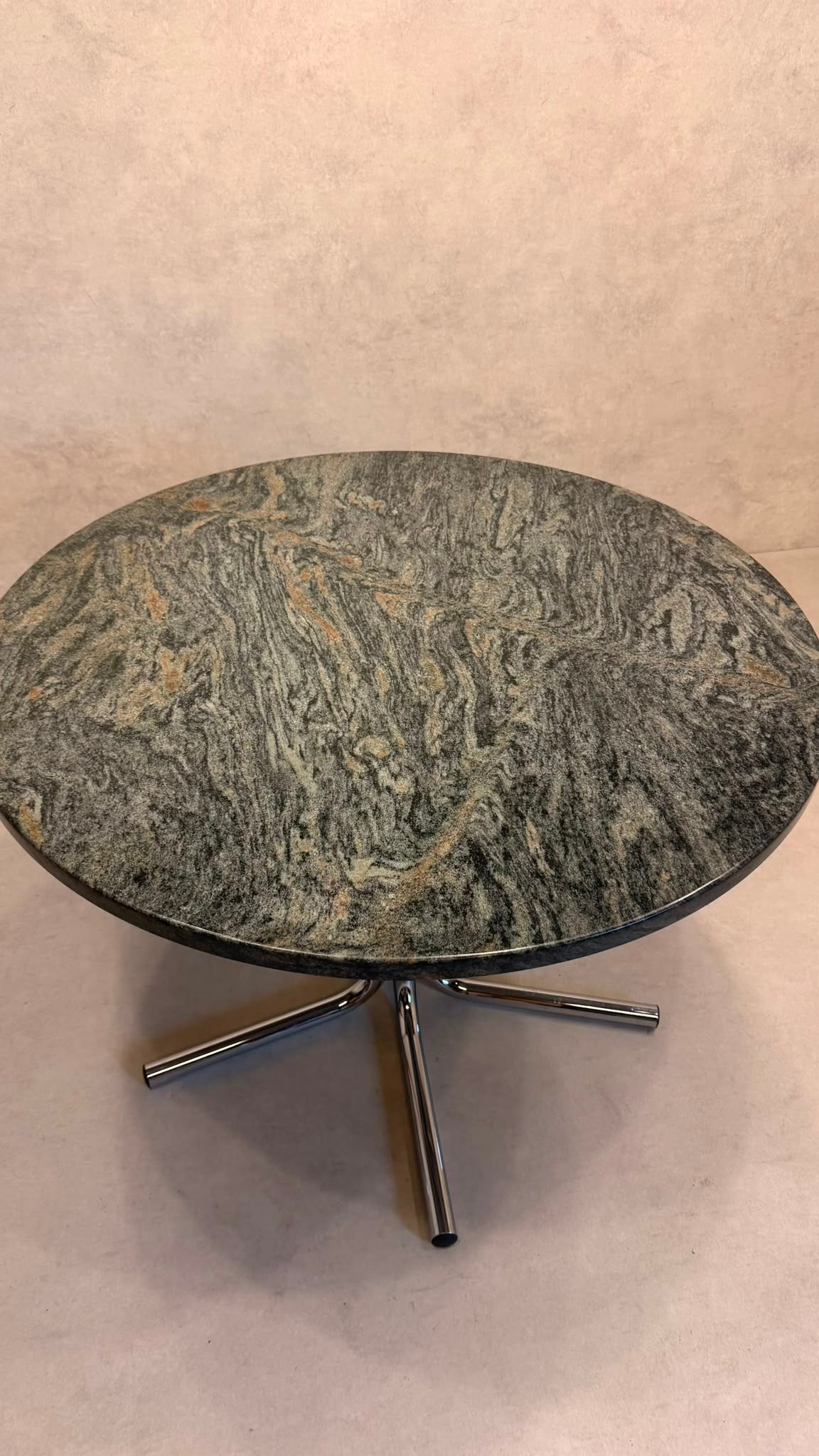 Runder Tisch aus Granit mit Chromgestell