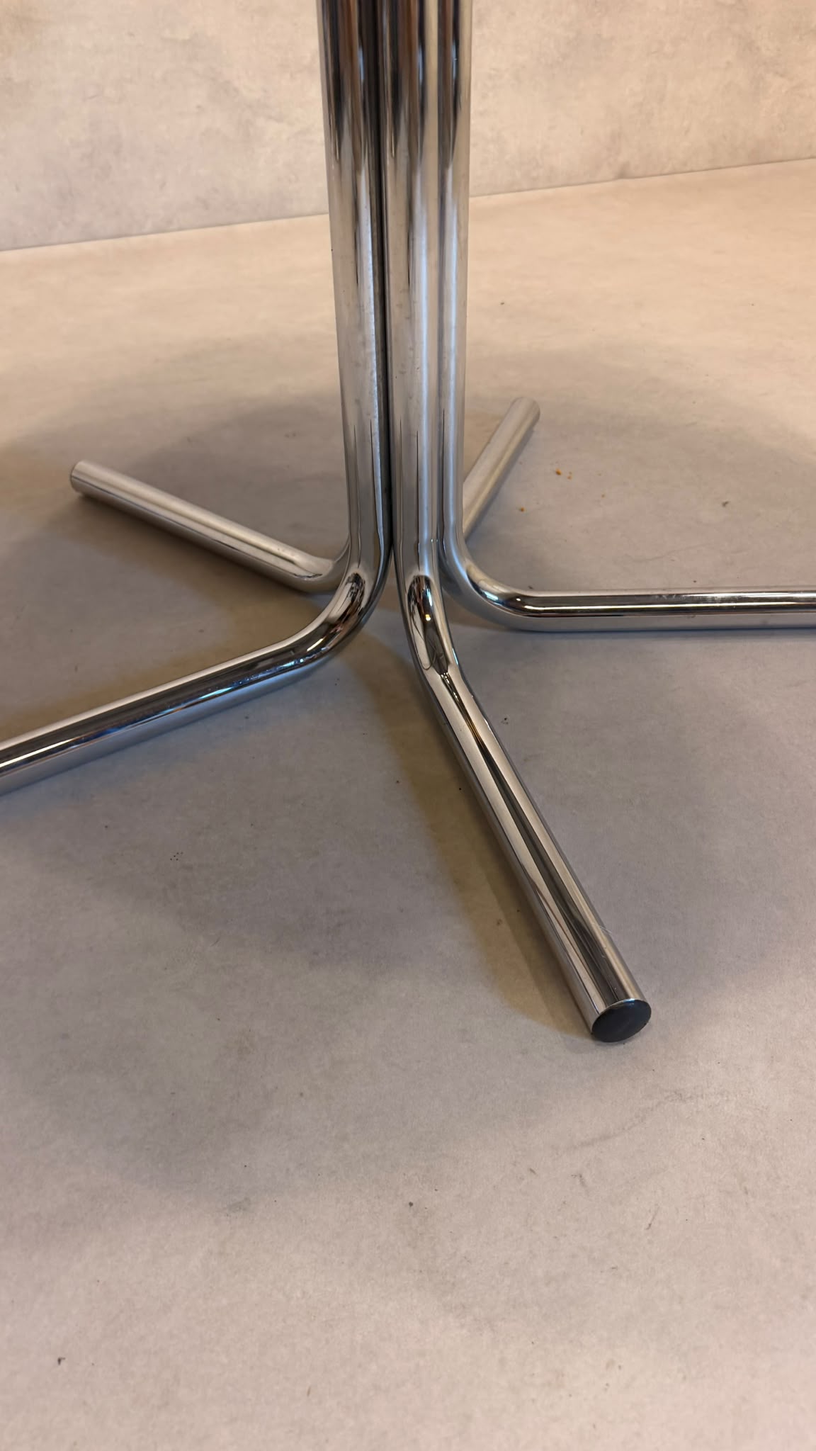 Runder Tisch aus Granit mit Chromgestell