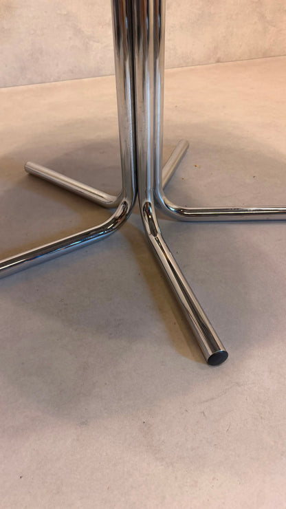 Runder Tisch aus Granit mit Chromgestell