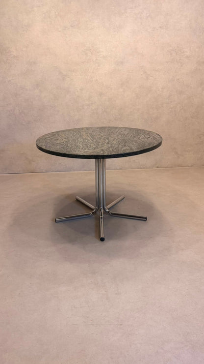 Runder Tisch aus Granit mit Chromgestell