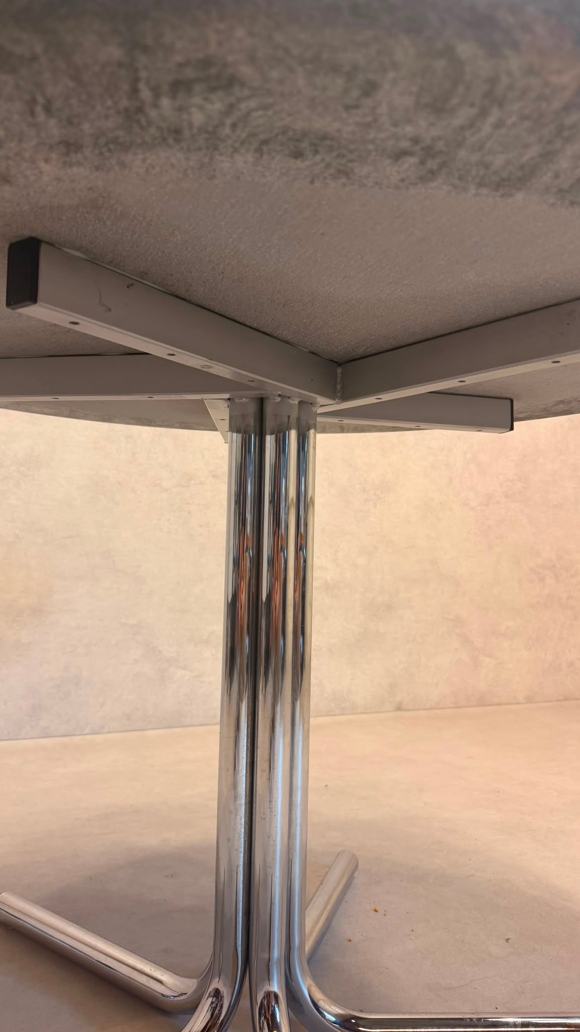Runder Tisch aus Granit mit Chromgestell