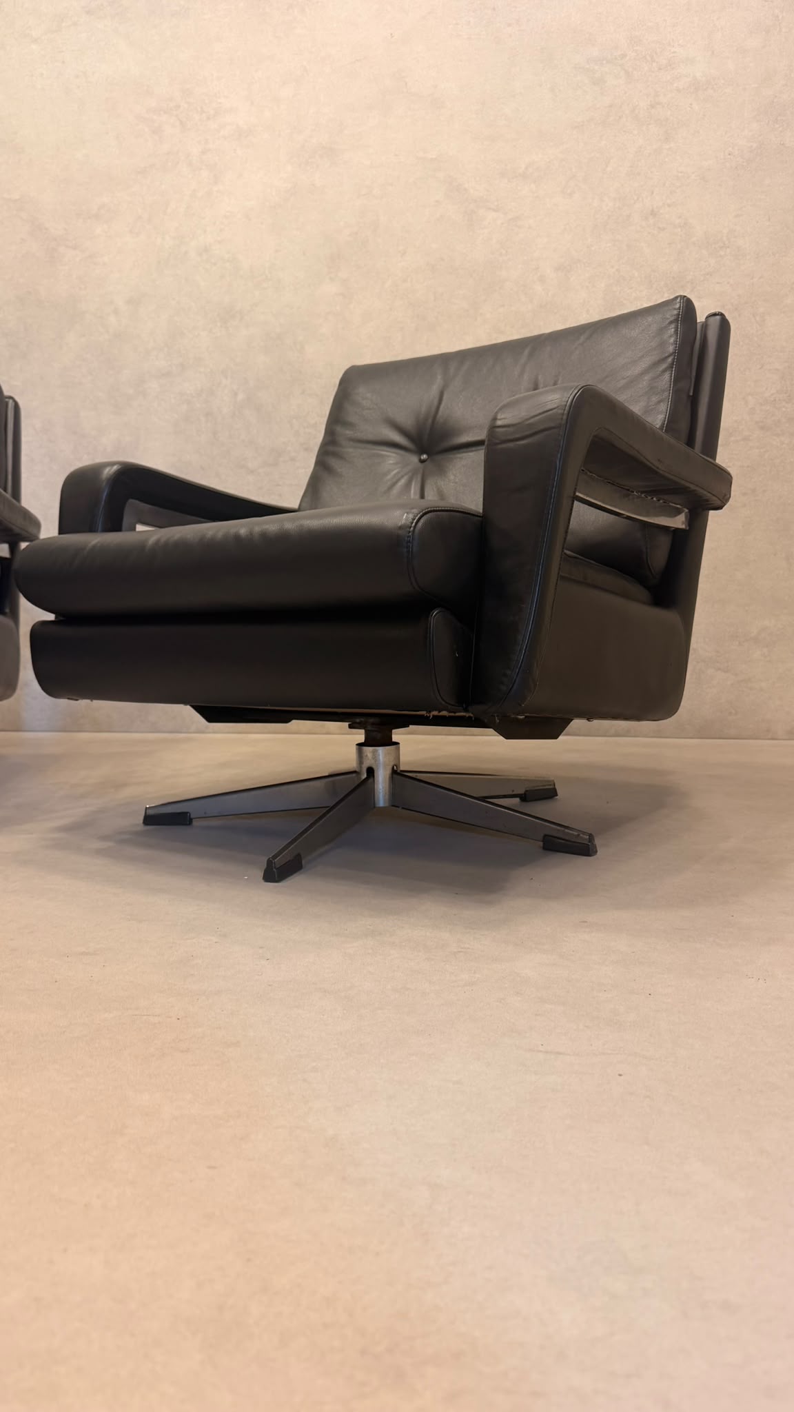 Vintage Sessel aus schwarzem Leder im Knoll-Stil