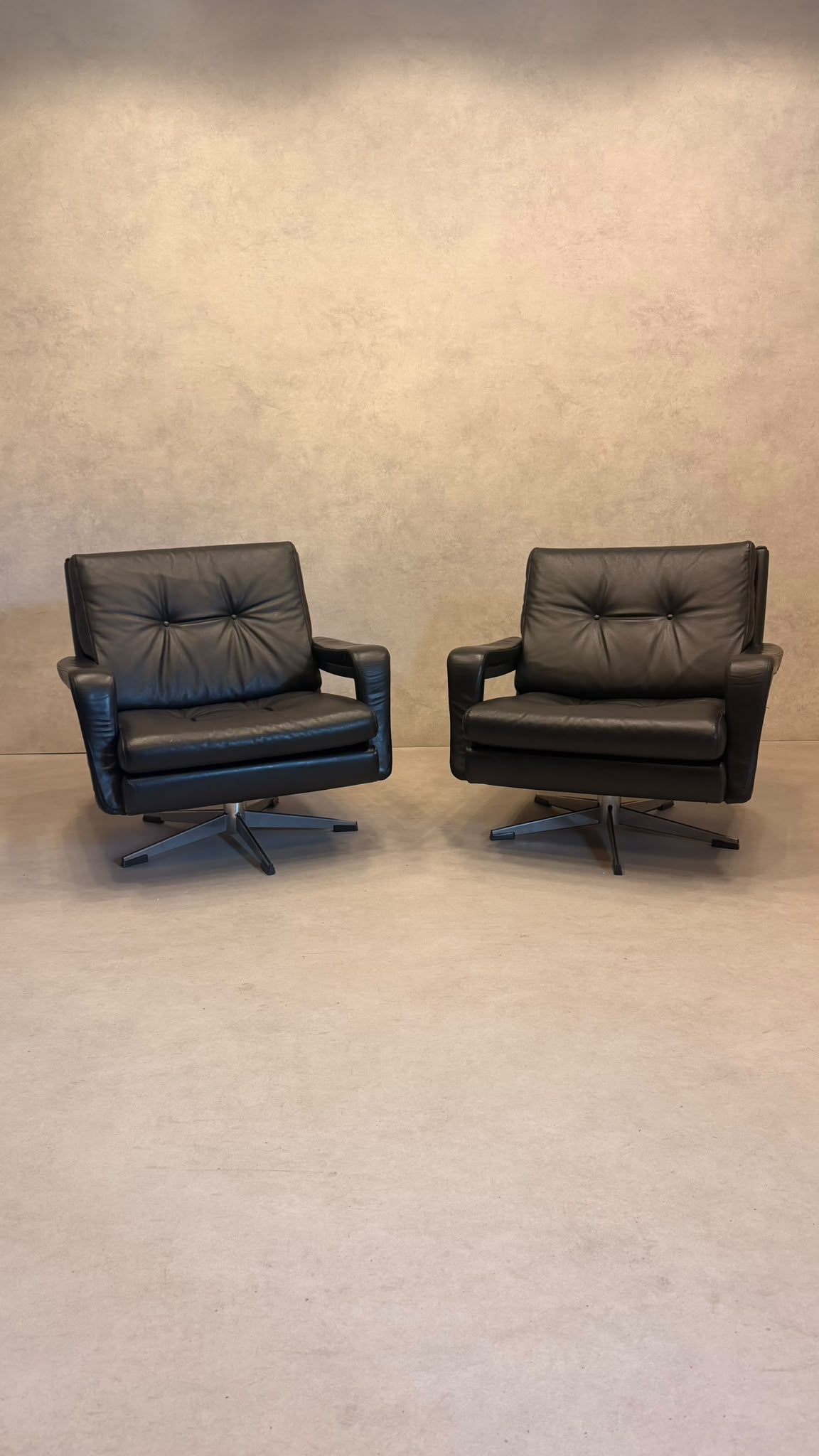 Vintage Sessel aus schwarzem Leder im Knoll-Stil