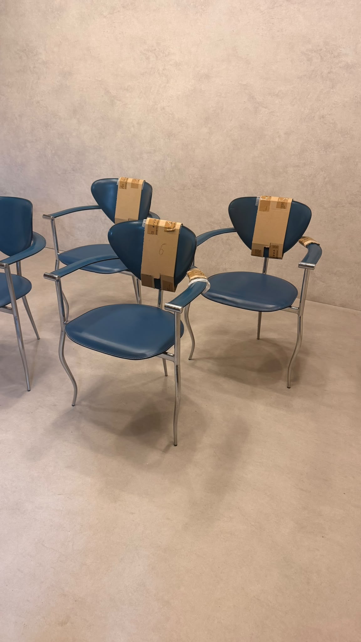 4er Set Vintage Arrben „Marilyn“ Leder Armlehnstühle (80er)