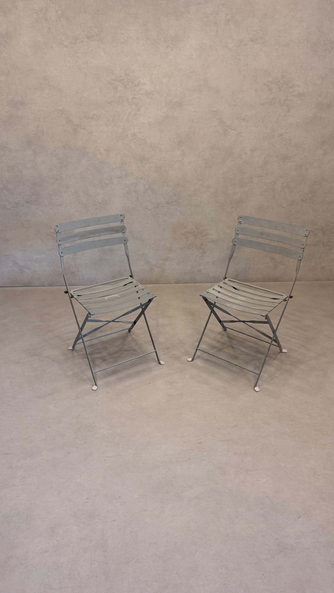 2er Set Bistro Garten Klappstühle aus Metall in Grau